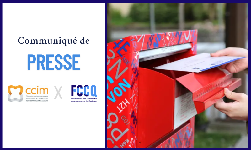 Une personne poste une lettre dans une boîte aux lettres de Poste Canada